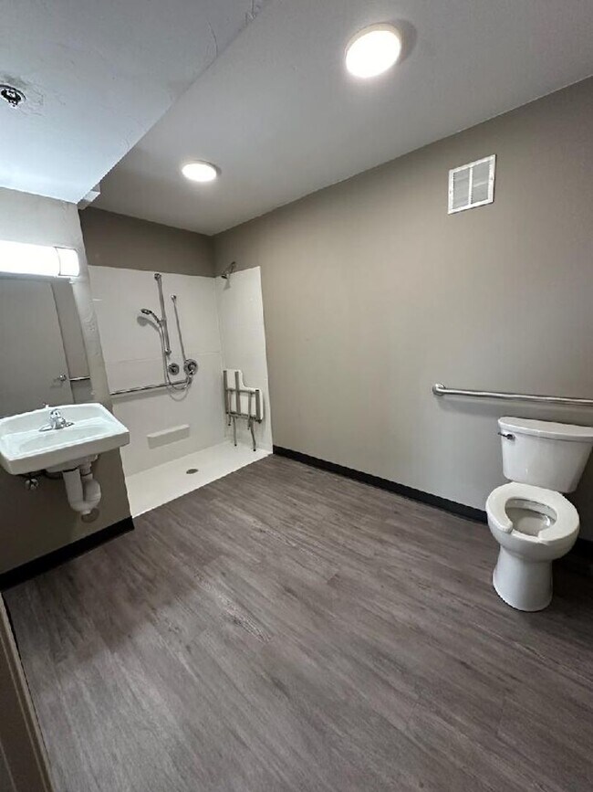 Building Photo - Remodeled Studio Apartments Near Memorial ...