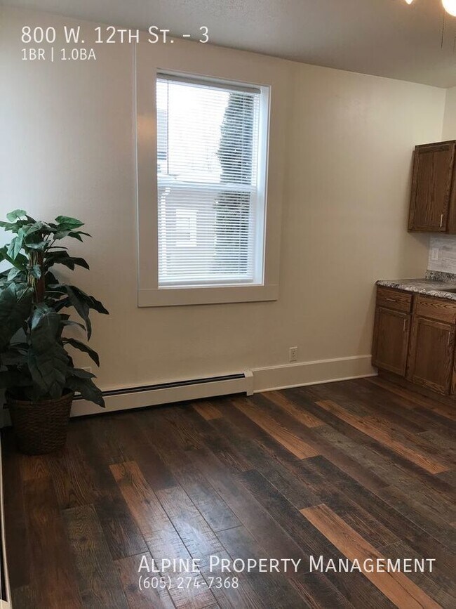 Building Photo - Completely Renovated 1 Bedroom Apartment!!