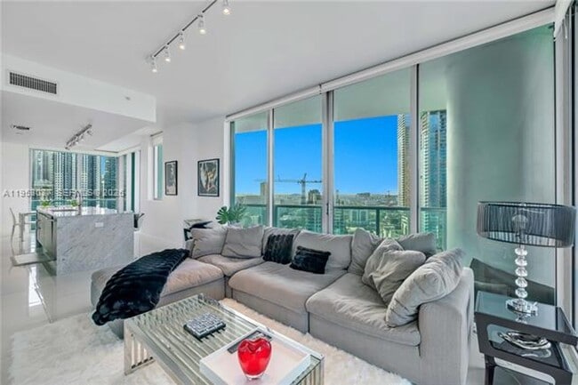 Building Photo - 900 Biscayne Blvd