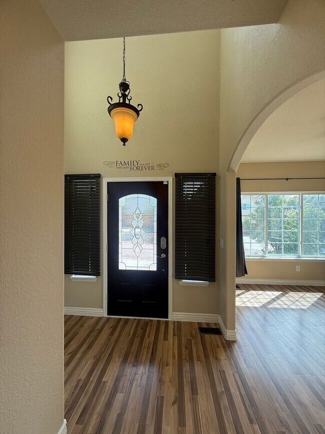 Foto del edificio - 5-bedroom home with expansive mountain views!