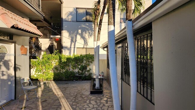 Foto del edificio - 2272 SW 8th St