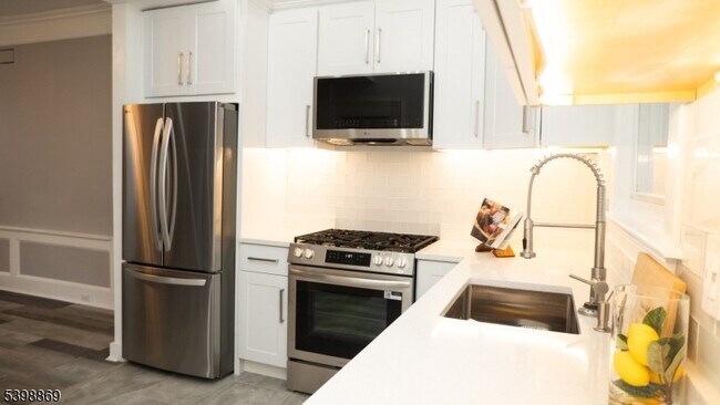 Foto del edificio - 65 Poe Ave