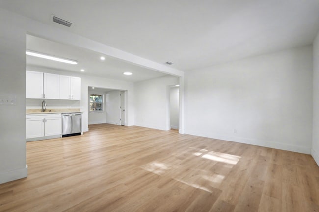 Building Photo - 5827 Ansley St