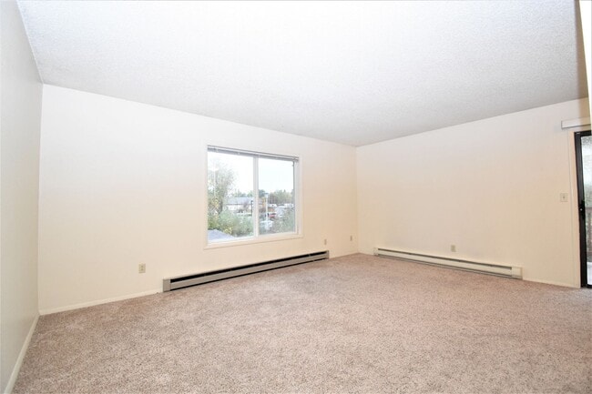 Building Photo - Great top floor 2 bed 1 bath condo, amazin...