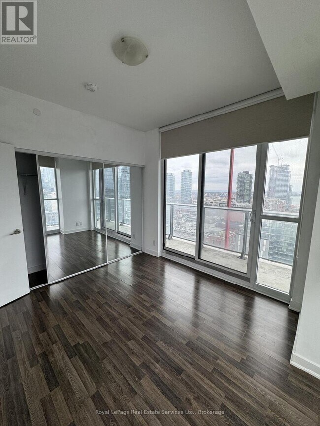 Photo du bâtiment - 120 Parliament St