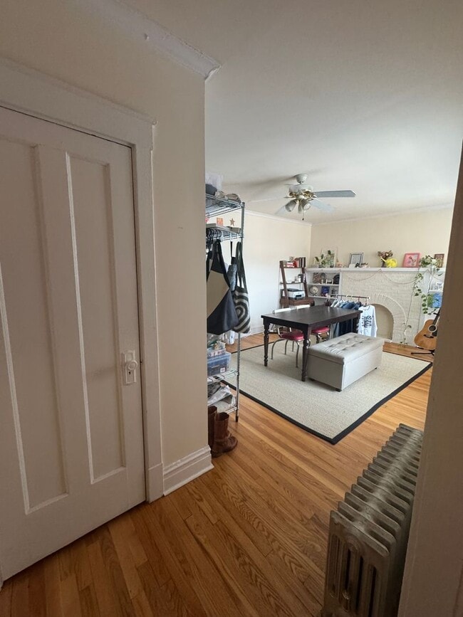 Foto del edificio - Lovely and Very Large Ravenswood Manor 1 BR