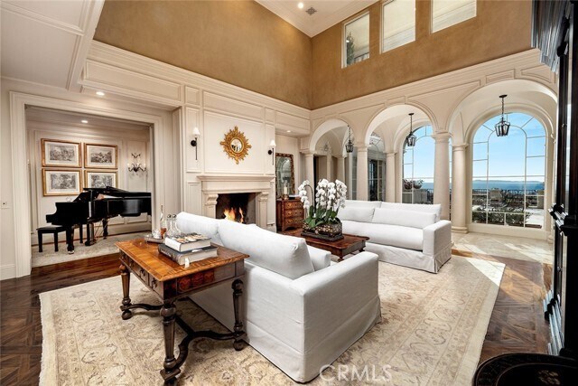 Building Photo - 10 Fairway