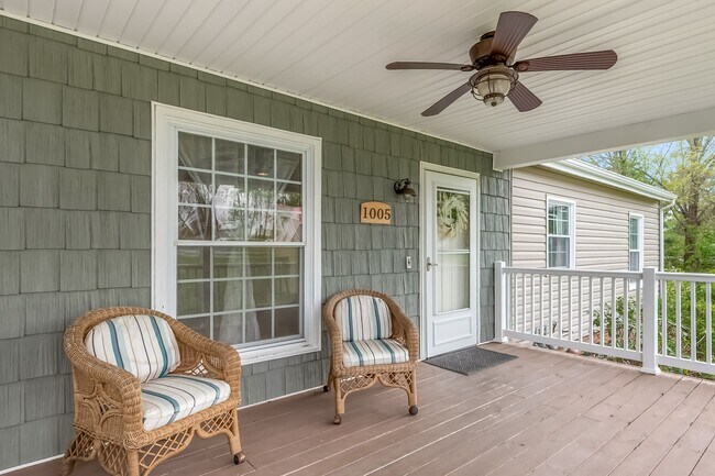 Building Photo - Spacious ranch close to campus