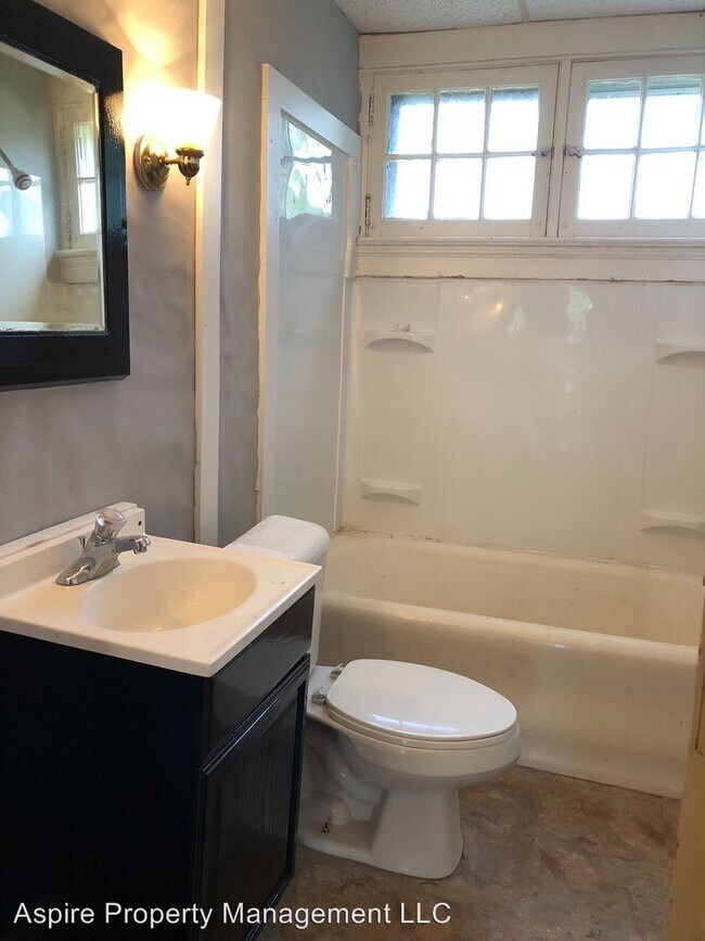 Foto del edificio - 1 br, 1 bath Apartment - 2806 N Main St