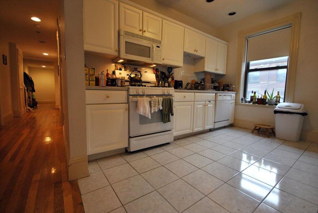 Primary Photo - Spacious Brookline 3 bed/2 bath with CENTR...