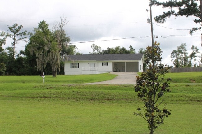 Foto del edificio - Executive 3 Bedroom / 2 Bath Home in Marianna, Florida