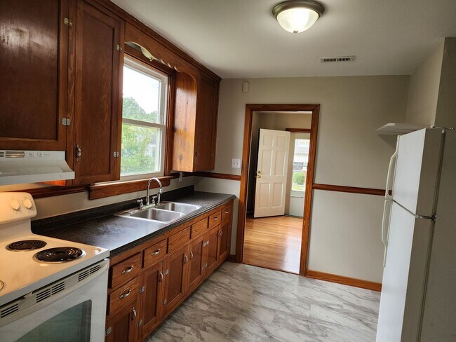 Foto del edificio - Updated 2 Bedroom, 1 bath with Large Backy...