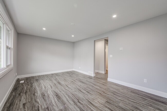 Photo du bâtiment - 3 Bed / 1 Bath in Chatham – $1,899 + Utilities/month + Parking Included