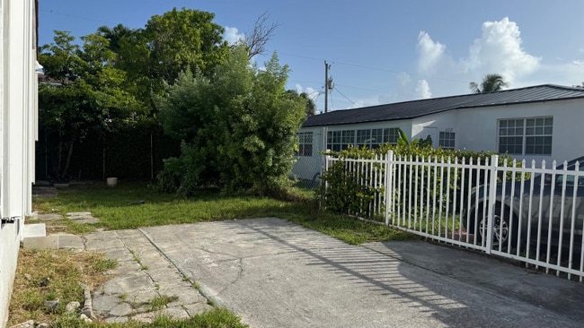 Building Photo - 8140 Crespi Blvd