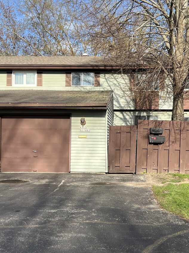 1 car garage - W165N11482 Royal Ct
