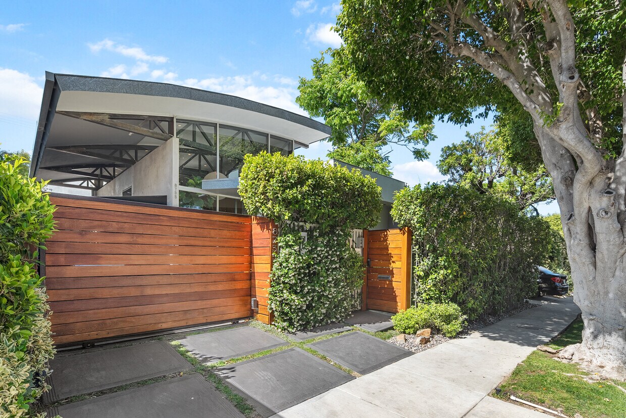 Foto principal - 8735 Dorrington Ave