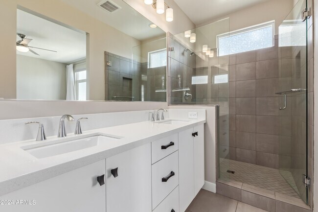 Foto del edificio - 3104 N 71st St