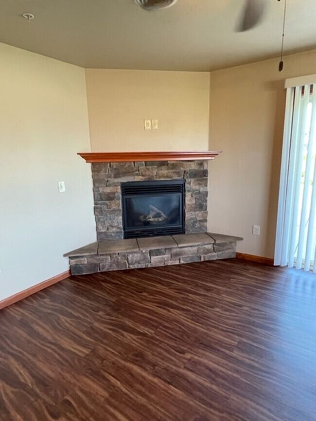 Foto del edificio - 2 Bedroom, 2 Bathroom Lower Available mid-...