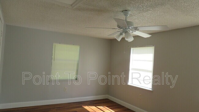 Foto del edificio - 5347 Baycrest Rd