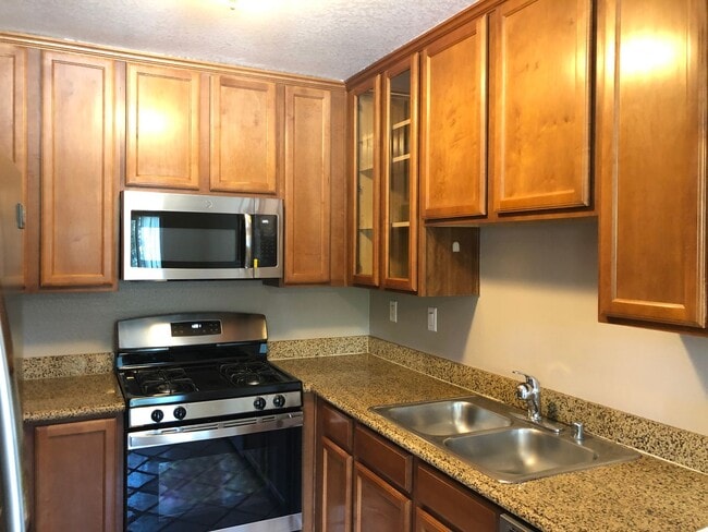 Foto del edificio - Super Cute and Close to Lake! Ready for Immediate move in!