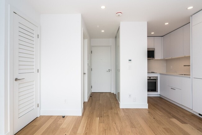 Building Photo - 263 Russell Hill Rd