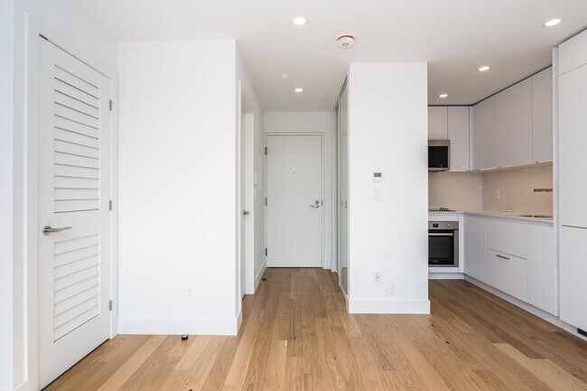 Photo du bâtiment - 263 Russell Hill Rd