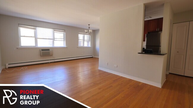 Building Photo - 625 W Wrightwood Ave