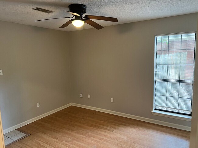Building Photo - Charming 3 Bed 2 Bath Home