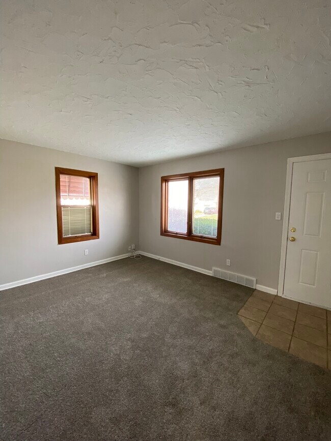 Building Photo - 25700 Farringdon Ave