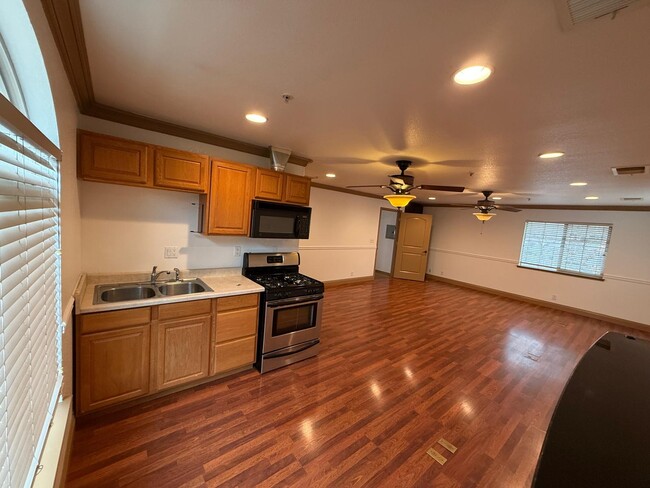 Building Photo - 835 H St