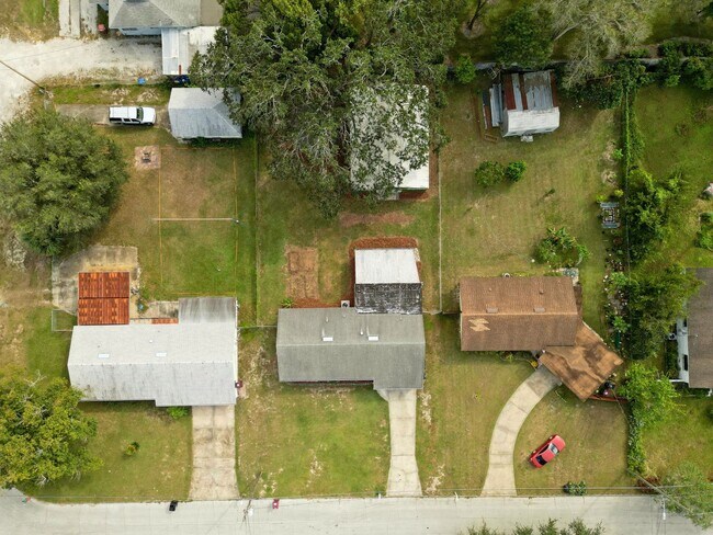 Building Photo - 4 bed 2 bath home