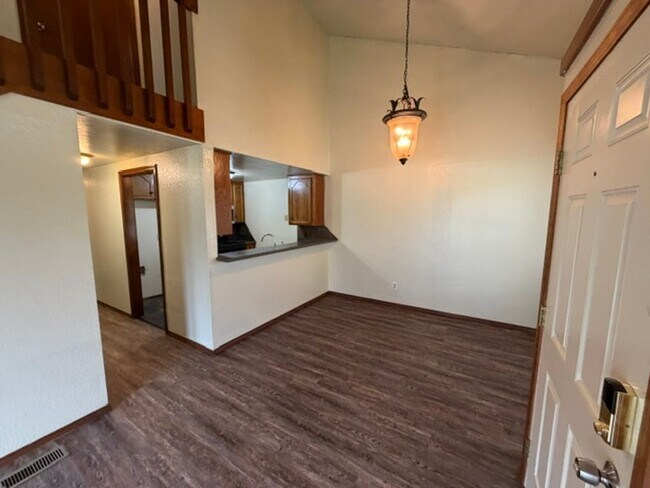 Foto del edificio - Adorable cottage style three bed, two bath, two car garage home in Moore Schools!