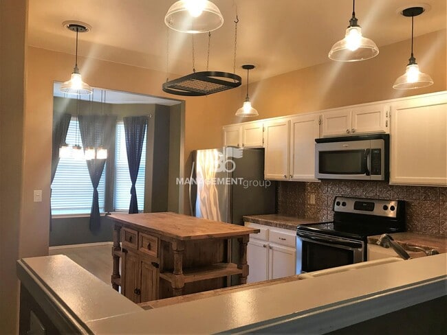 Building Photo - Stunning Townhome Near Progress Ridge! Gou...