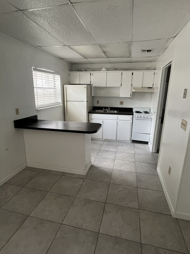 Building Photo - One bedroom, One bath apartment in a great...