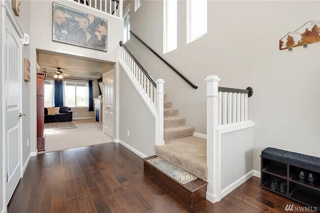 Foyer - 3960 Maritime Dr SW