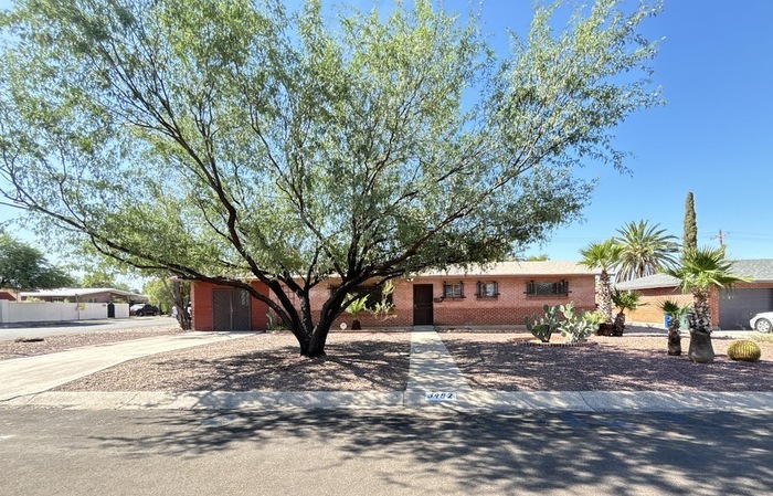 Foto principal - 3 bedroom Home-5th & Palo Verde