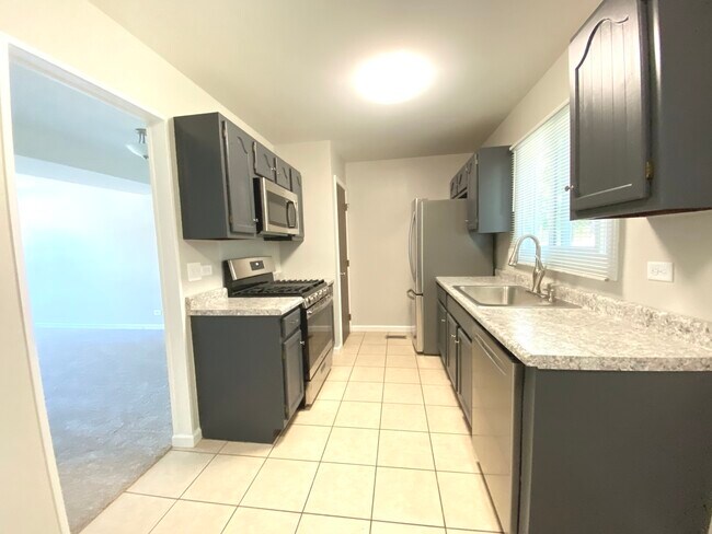 Building Photo - 2S627 Hampton Dr