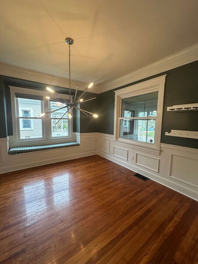 Foto del edificio - Gorgeous Renovated Highlands Bungalow – Available for Rent!