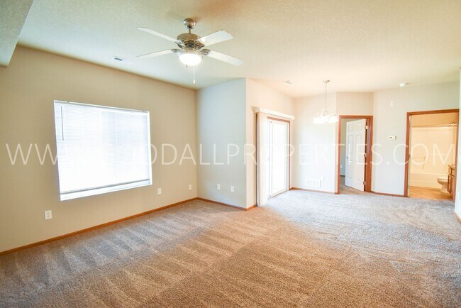 Foto del edificio - Spring Move-in special; 2 Bedroom 2 Bath Condo on the Ground level with detached garage!