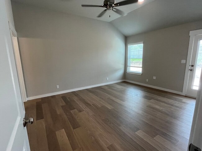 Building Photo - Brand New Duplex!