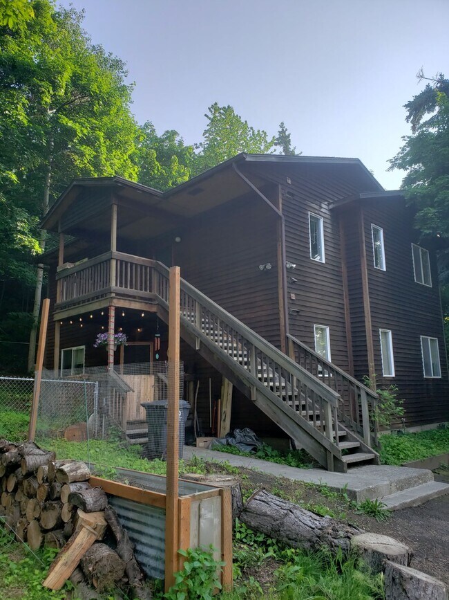 Foto del edificio - 317 E C St