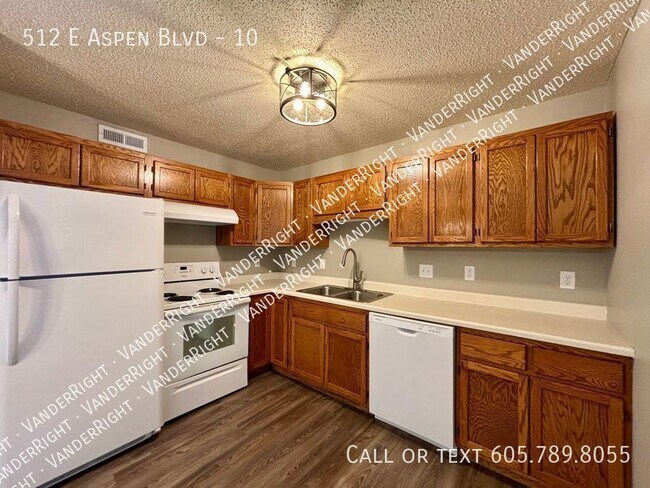 Building Photo - Updated 2 Bedroom Apartment! FREE Garage!