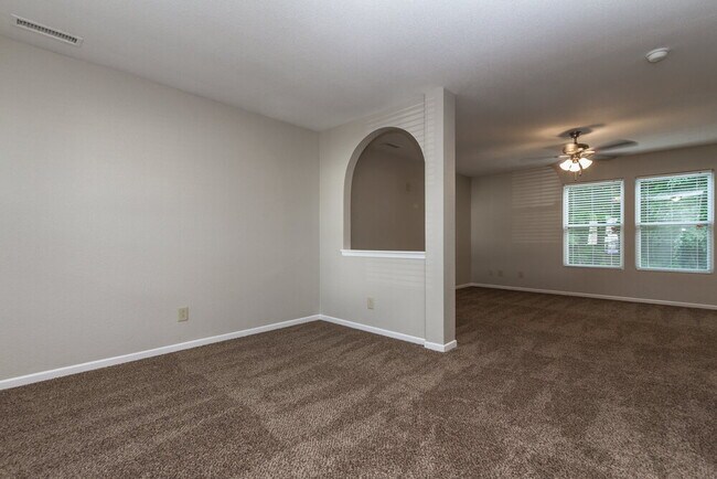Foto del edificio - 8038 Retreat Ln