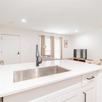 Building Photo - 606 N Marsalis Ave