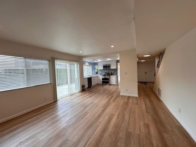 Building Photo - Beautiful 4-Bedroom Home located in one of most desirable neighborhoods