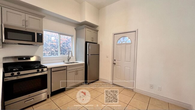 Building Photo - Spacious 2 bedroom with large storage room...