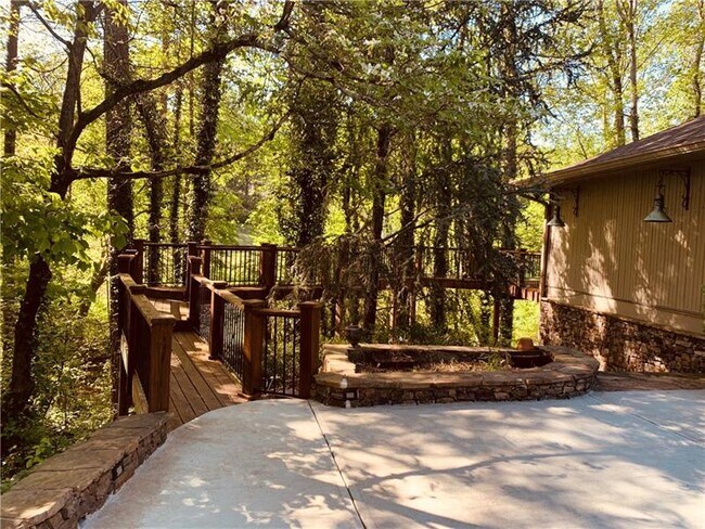 Building Photo - 3750 Fairway Dr