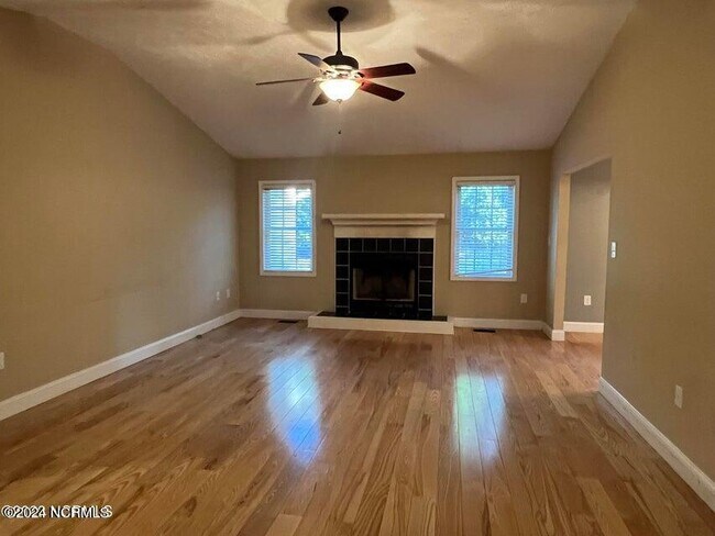 Foto del edificio - 340 Spring Lake Dr