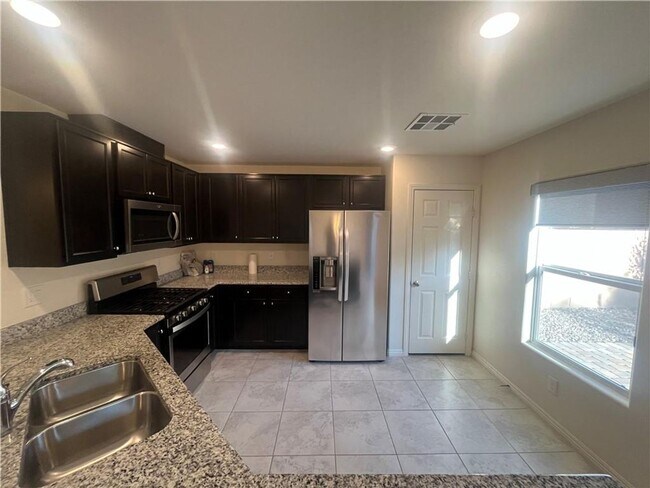 Building Photo - 3 bedroom Home in a gated community in the NW
