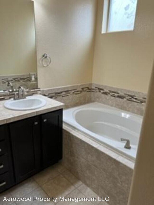 Building Photo - 3 br, 2 bath House - 15952 E Village Circle